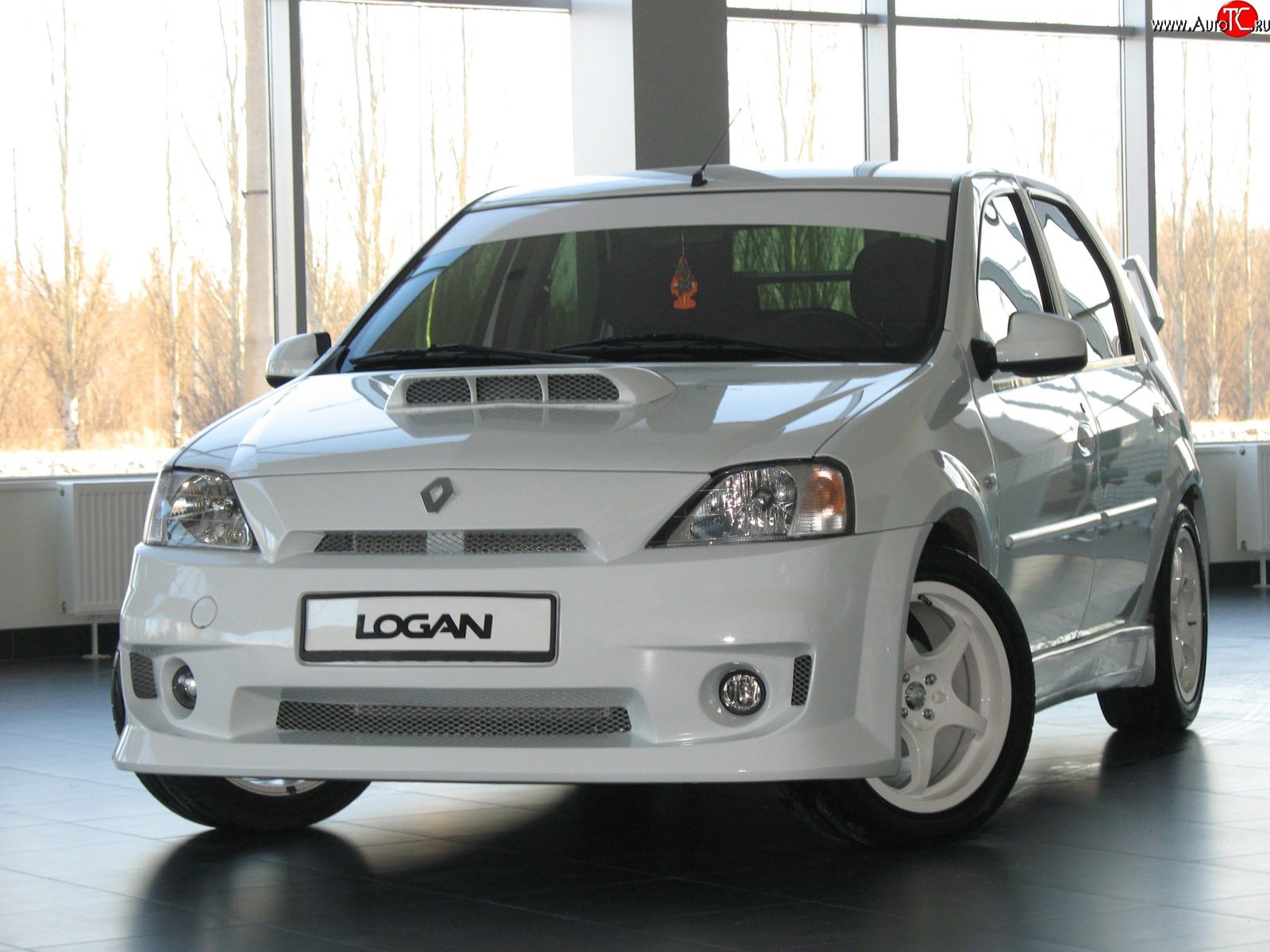 11 999 р. Передний бампер Power DM  Renault Logan  1 (2004-2010) дорестайлинг (Без сетки, Неокрашенный)  с доставкой в г. Майкоп