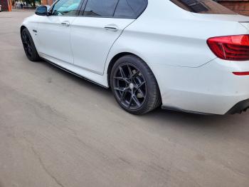 9 899 р. Пластиковые накладки порогов М-Perfomance BMW 5 серия F10 седан дорестайлинг (2009-2013) (цвет: черный глянец)  с доставкой в г. Майкоп. Увеличить фотографию 2