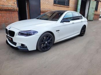 9 899 р. Пластиковые накладки порогов М-Perfomance BMW 5 серия F10 седан дорестайлинг (2009-2013) (цвет: черный глянец)  с доставкой в г. Майкоп. Увеличить фотографию 4