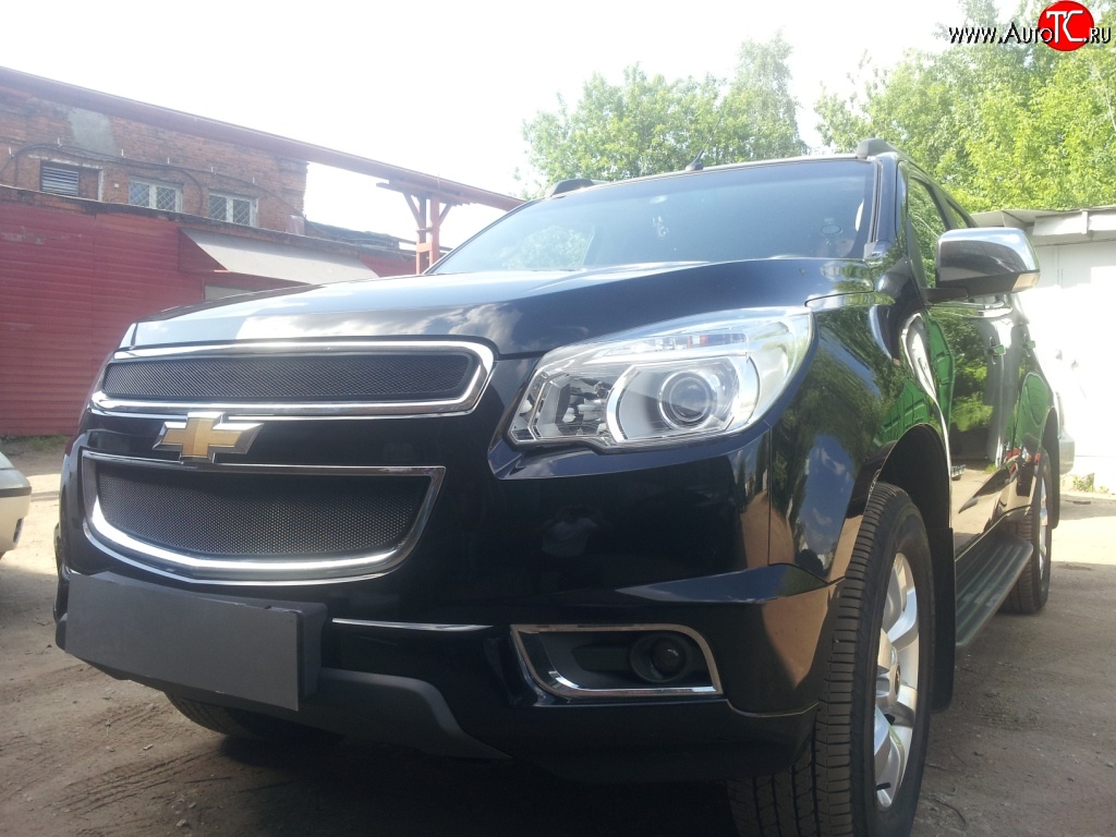 1 469 р. Сетка в решетку радиатора (верхняя) Russtal Chevrolet Trailblazer GM800 дорестайлинг (2012-2016) (черная)  с доставкой в г. Майкоп