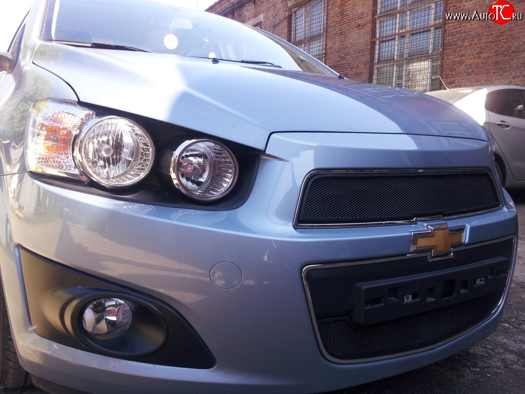 1 469 р. Сетка в решетку радиатора Russtal Chevrolet Aveo T300 седан (2011-2015) (черная)  с доставкой в г. Майкоп