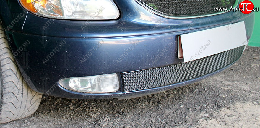 4 649 р. Защитная сетка радиатора в бампер Стрелка 11 Премиум (алюминий) Chrysler Voyager RG минивэн дорестайлинг (2000-2004) (Цвет: черный)  с доставкой в г. Майкоп