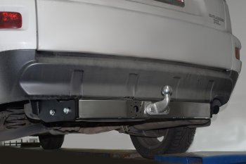 16 259 р. Фаркоп PT GROUP /тип F/ с НЕРЖ накладкой MITSUBISHI Outlander XL 2007-2012/ CITROEN С-Сrosser 2007-2012/ PEUGEOT Mitsubishi Outlander XL (CW)  рестайлинг (2010-2013)  с доставкой в г. Майкоп. Увеличить фотографию 2