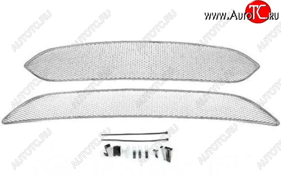 2 204 р. Сетка в воздухозаборник бампера Arbori (20 мм, сота, кроме комплектации Titanium) Ford Focus 3 седан рестайлинг (2014-2019) (Хром)  с доставкой в г. Майкоп