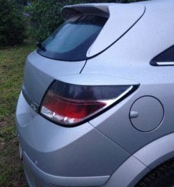 1 299 р. Комплект накладок задних фонарей Global Tuning  Opel Astra  H GTC (2004-2011) хэтчбек 3 дв. дорестайлинг, хэтчбек 3 дв. рестайлинг (Неокрашенные)  с доставкой в г. Майкоп. Увеличить фотографию 3