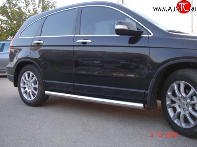 11 299 р. Защита порогов из круглой трубы диаметром 76 мм Металл Дизайн Honda CR-V RE1,RE2,RE3,RE4,RE5,RE7 дорестайлинг (2007-2010)  с доставкой в г. Майкоп