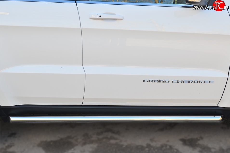 70 999 р. Защита порогов из круглой трубы диаметром 63 мм Russtal Jeep Grand Cherokee WK2 дорестайлинг (2010-2013) (Защита порогов с со скосами на торцах (вариант 1))  с доставкой в г. Майкоп