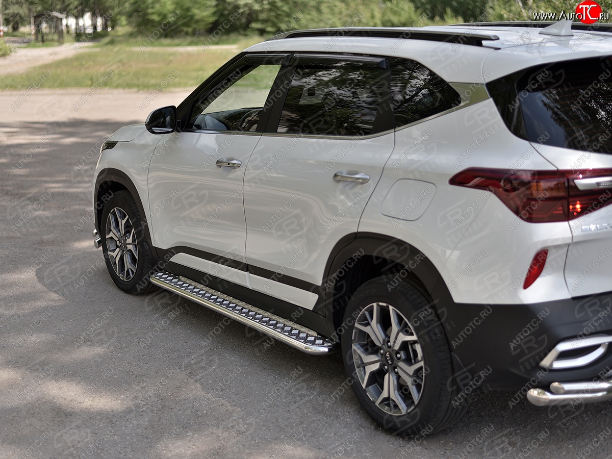 24 649 р. Порожки для ног SLITKOFF (Ø42 мм)  KIA Seltos (2019-2025) (Лист алюминиевый, труба - нержавейка)  с доставкой в г. Майкоп