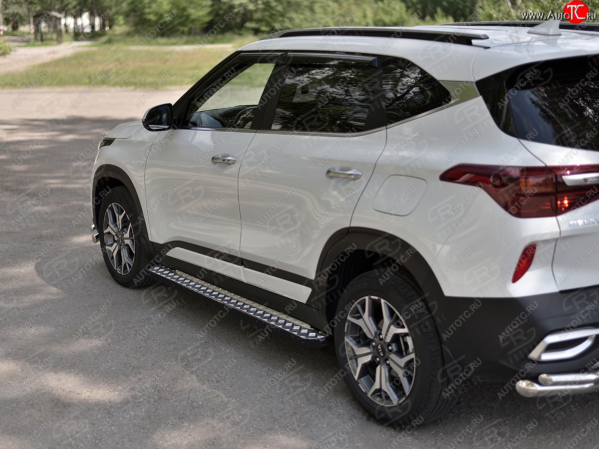 22 999 р. Порожки для ног SLITKOFF (Ø42 мм)  KIA Seltos (2019-2025) (Лист алюминиевый, труба - сталь окрашенная в черный цвет)  с доставкой в г. Майкоп