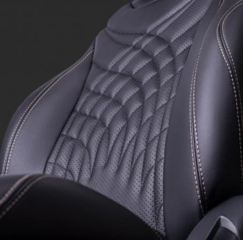 21 349 р. Чехлы для сидений Lord Autofashion Байрон ЖУК (экокожа, спинка 60/40, 3 Г-образных подголовника)  KIA Seltos (2019-2025) (Черный, вставка черная, строчка бежевая)  с доставкой в г. Майкоп. Увеличить фотографию 2