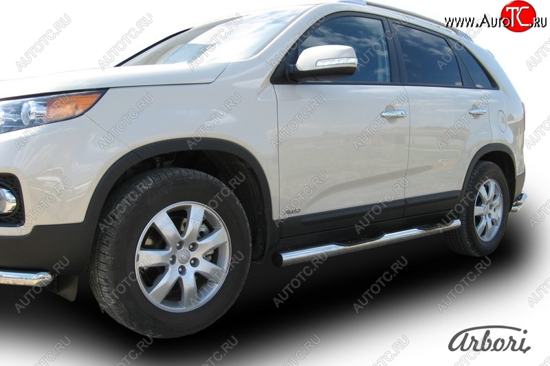 15 749 р. Защита штатных порогов Arbori (с проступью, нержавейка, d76 mm). KIA Sorento XM дорестайлинг (2009-2012)  с доставкой в г. Майкоп