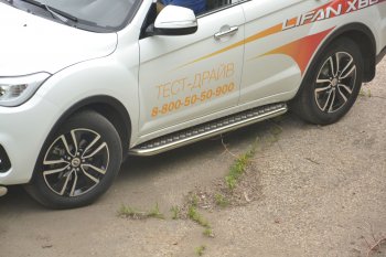 26 349 р. Порожки для ног из трубы Ø51 с алюминиевой площадкой Petroil Tuning Lifan X60 2-ой рестайлинг (2016-2025) (Нержавеющая полированная сталь)  с доставкой в г. Майкоп. Увеличить фотографию 2