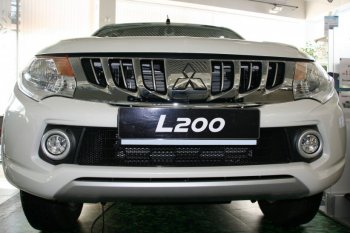 Сетка в бампер внешняя Arbori Mitsubishi L200 5 KK,KL дорестайлинг (2015-2019) (Черная 15 мм)