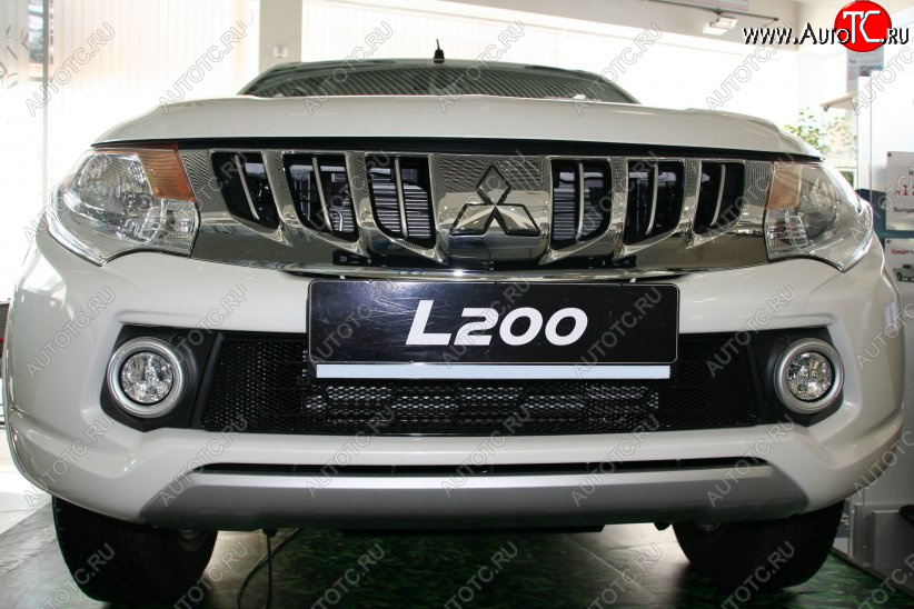 1 689 р. Сетка в бампер внешняя Arbori Mitsubishi L200 5 KK,KL дорестайлинг (2015-2019) (Черная 15 мм)  с доставкой в г. Майкоп