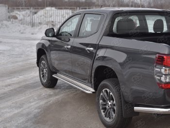 Порожки для ног SLITKOFF (Ø42 мм) Mitsubishi L200  5 KK,KL (2018-2022) рестайлинг (Лист алюминиевый, труба - сталь окрашенная в черный цвет)
