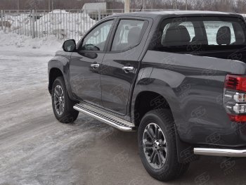 Порожки для ног SLITKOFF (Ø63 мм) Mitsubishi L200  5 KK,KL (2018-2022) рестайлинг (Лист алюминиевый, труба - сталь окрашенная в черный цвет)
