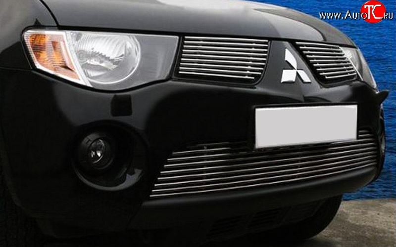 4 899 р. Декоративная вставка решетки радиатора Berkut Mitsubishi Outlander XL (CW)  дорестайлинг (2005-2009)  с доставкой в г. Майкоп