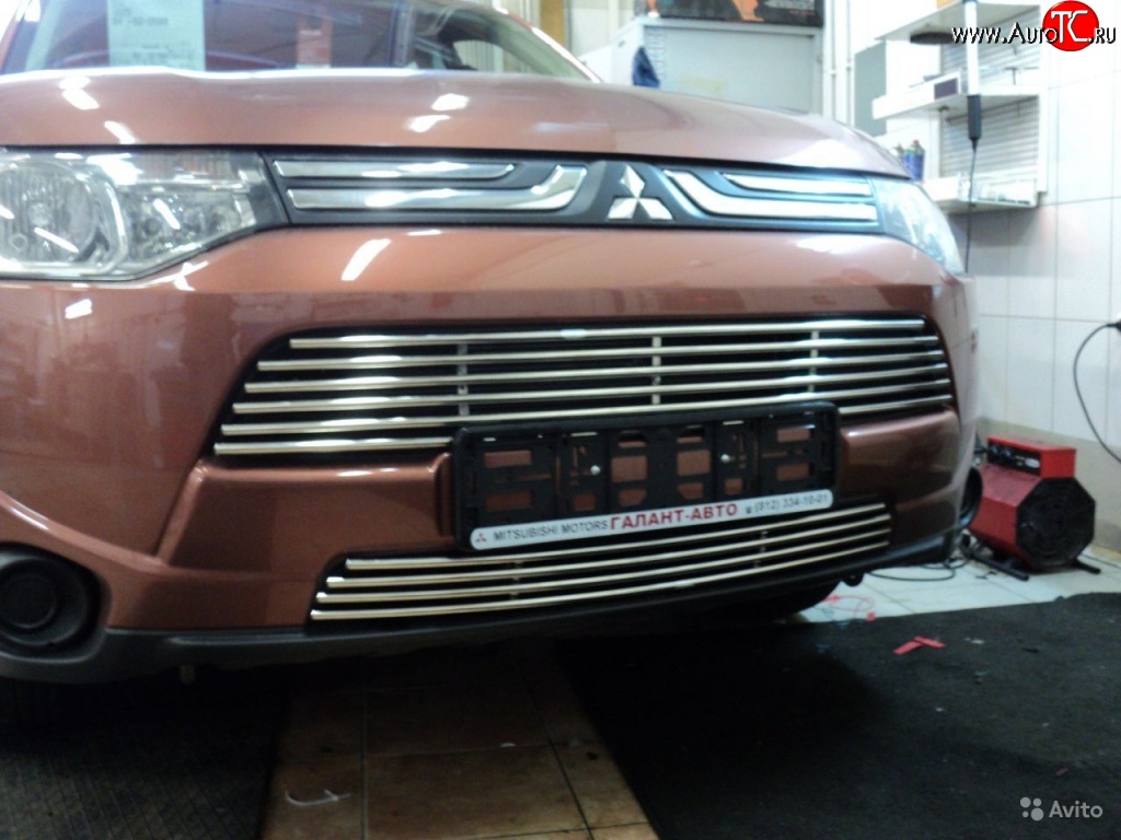 6 899 р. Верхняя декоративная вставка воздухозаборника Berkut Mitsubishi Outlander XL (CW)  дорестайлинг (2005-2009)  с доставкой в г. Майкоп