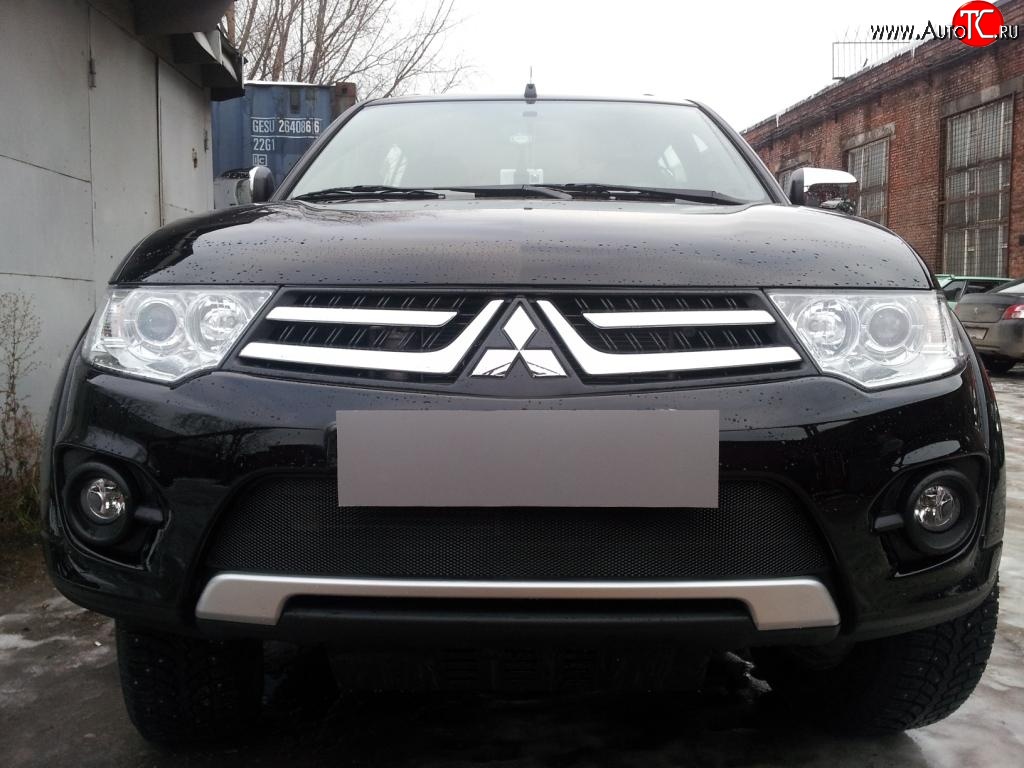 1 469 р. Сетка на бампер (рестайлинг) Russtal (черная) Mitsubishi Pajero Sport PB рестайлинг (2013-2017)  с доставкой в г. Майкоп