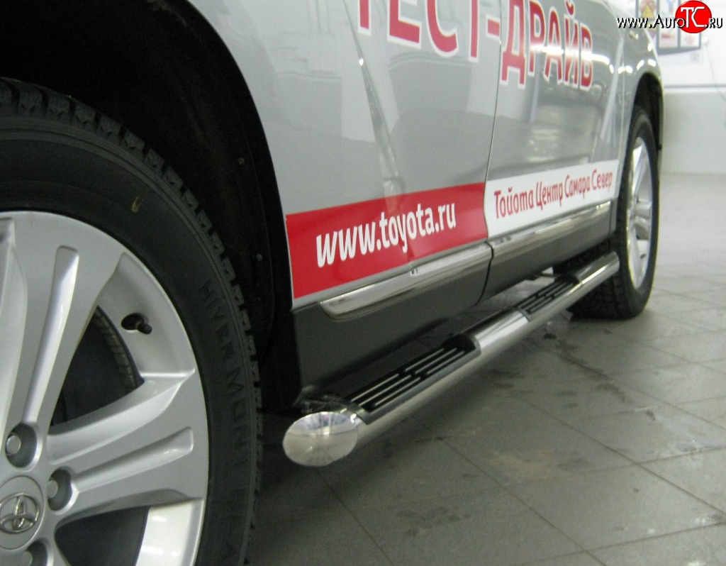 83 999 р. Защита порогов Russtal из трубы d76 мм с пластиковыми вставками для ног Toyota Highlander XU40 рестайлинг (2010-2013) (Защита порогов с со скосами на торцах (вариант 1))  с доставкой в г. Майкоп