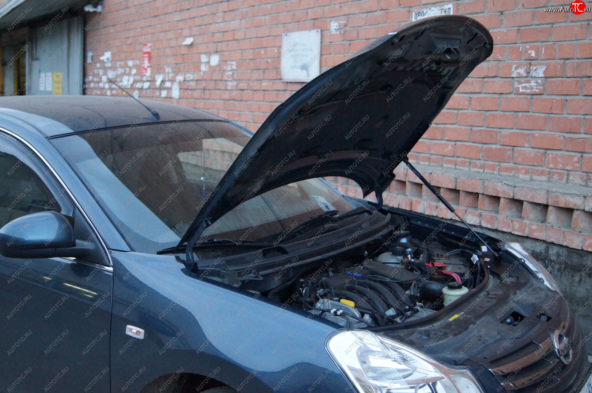 2 969 р. Упор капота MV-Tuning (одинарный) Nissan Almera G15 седан (2012-2019)  с доставкой в г. Майкоп