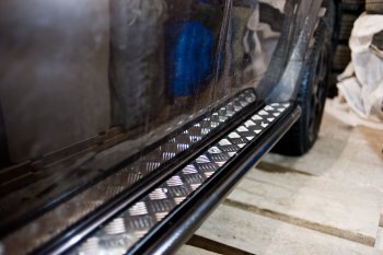 15 899 р. Порожки для ног из трубы Ø51 с алюминиевой площадкой Petroil Tuning Эстонец Renault Duster HS рестайлинг (2015-2021) (Черный (Шагрень))  с доставкой в г. Майкоп. Увеличить фотографию 6