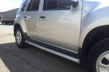 7 249 р. Защита порогов вогнутая из трубы Ø63 Petroil Tuning Renault Duster HS дорестайлинг (2010-2015) (Серебристый (Искра) ППК)  с доставкой в г. Майкоп. Увеличить фотографию 2
