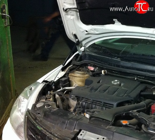 2 969 р. Упор капота Sport Nissan Tiida 1 хэтчбек C11 рестайлинг (2010-2014)  с доставкой в г. Майкоп
