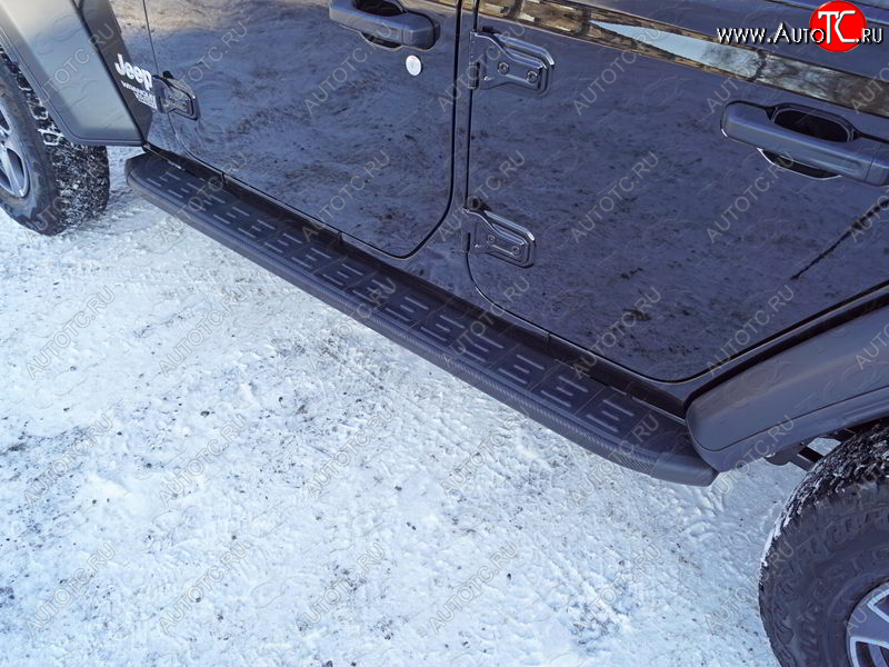 21 999 р. Пороги алюминиевые с пластиковой накладкой ТСС Тюнинг  Jeep Wrangler  JL (2018-2024) 3 дв. дорестайлинг (карбон черные)  с доставкой в г. Майкоп