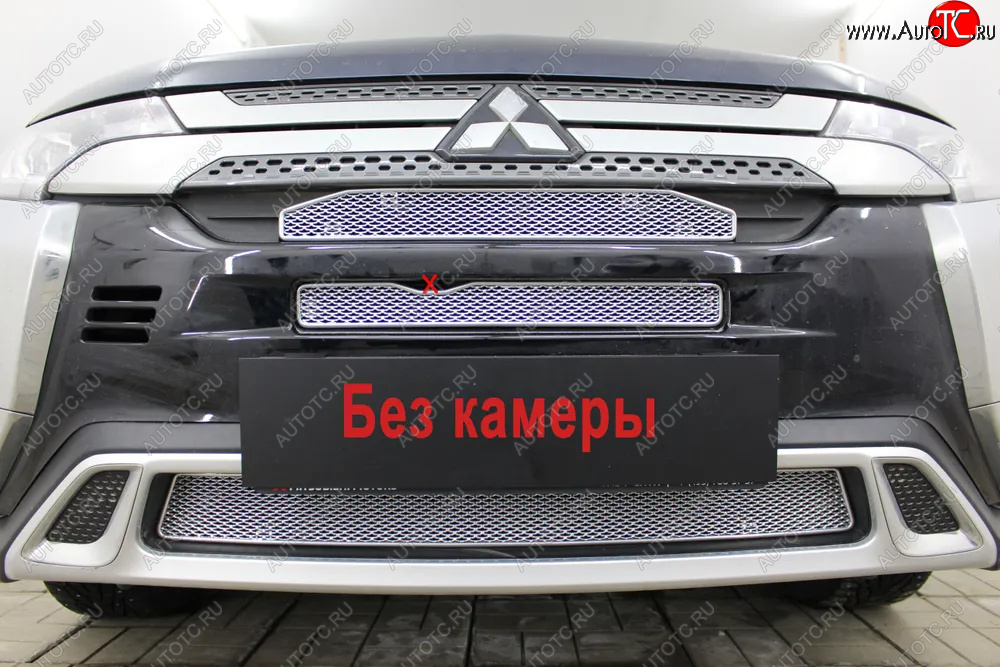 9 499 р. Защитная сетка в бампер (низ, 3 части, с парктроником, ячейка 4х10 мм) Alfeco Премиум Mitsubishi Outlander GF 3-ий рестайлинг (2018-2022) (Хром)  с доставкой в г. Майкоп