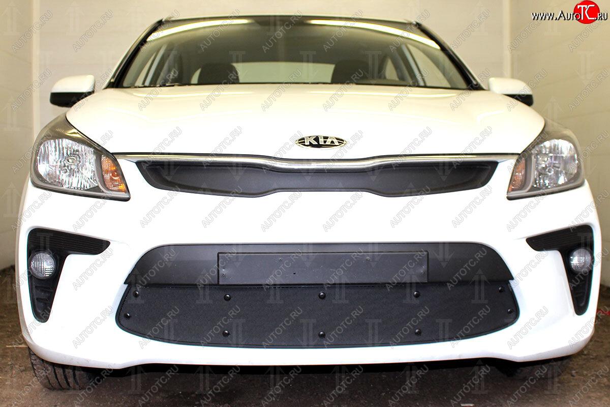 3 179 р. Защитная сетка в бампер (верх, заглушка без сот) Alfeco Стандарт KIA Rio 4 FB дорестайлинг седан (2016-2020) (Чёрная)  с доставкой в г. Майкоп