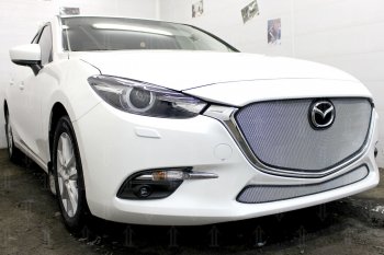 4 549 р. Защитная сетка в бампер (верх, ячейка 3х7 мм, без рамки под номер) Alfeco Стандарт Mazda 3/Axela BM рестайлинг седан (2016-2019) (Хром)  с доставкой в г. Майкоп. Увеличить фотографию 2