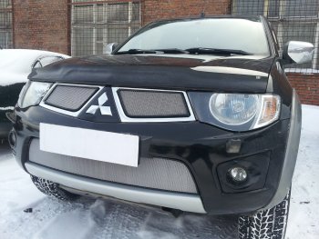 3 299 р. Защитная сетка в бампер (низ, ячейка 3х7 мм) Alfeco Стандарт Mitsubishi L200 4  дорестайлинг (2006-2014) (Хром)  с доставкой в г. Майкоп. Увеличить фотографию 2
