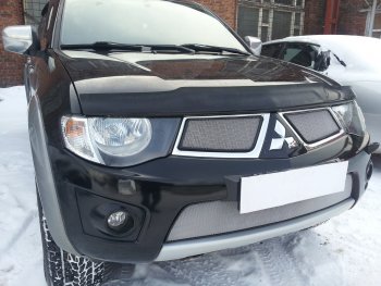 3 299 р. Защитная сетка в бампер (низ, ячейка 3х7 мм) Alfeco Стандарт Mitsubishi L200 4  дорестайлинг (2006-2014) (Хром)  с доставкой в г. Майкоп. Увеличить фотографию 3
