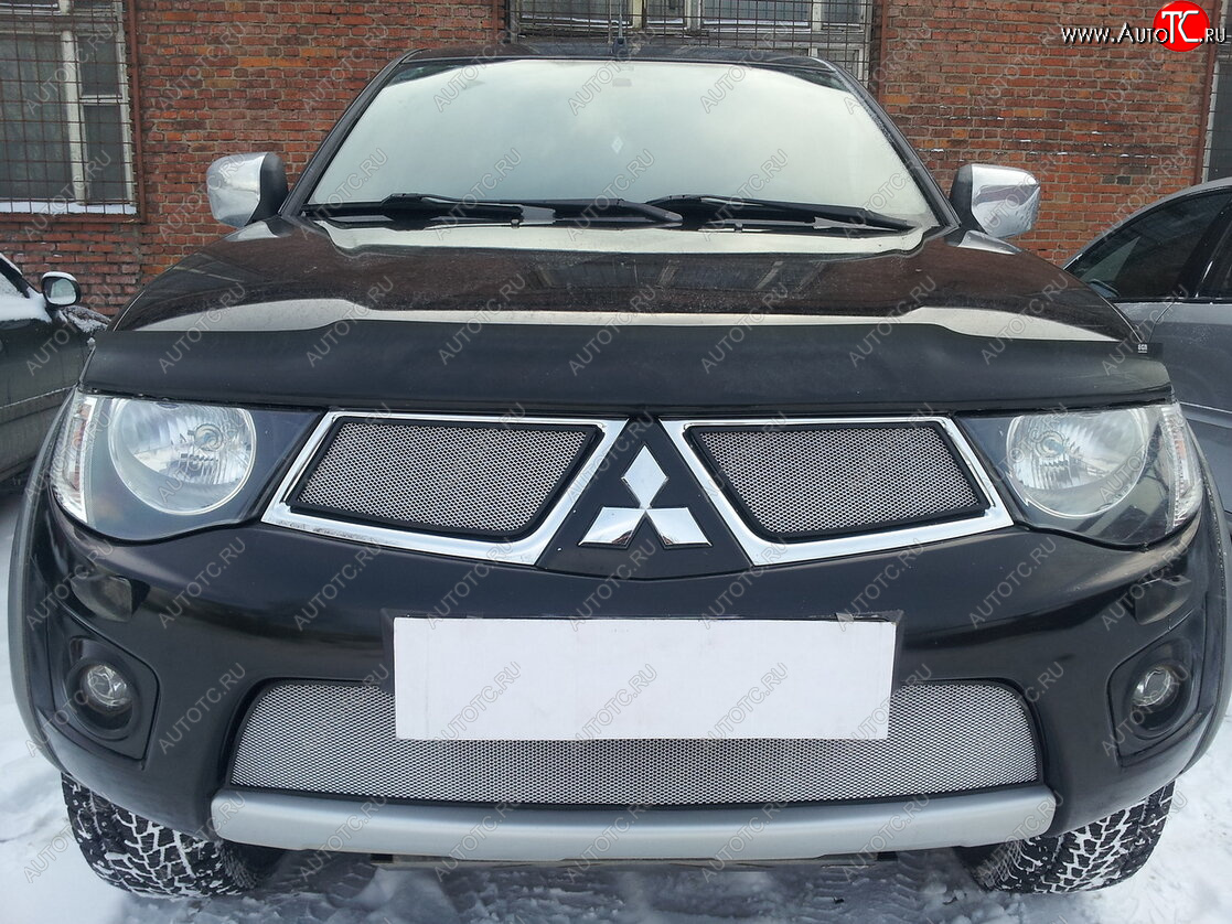 3 299 р. Защитная сетка в бампер (низ, ячейка 3х7 мм) Alfeco Стандарт Mitsubishi L200 4  дорестайлинг (2006-2014) (Хром)  с доставкой в г. Майкоп