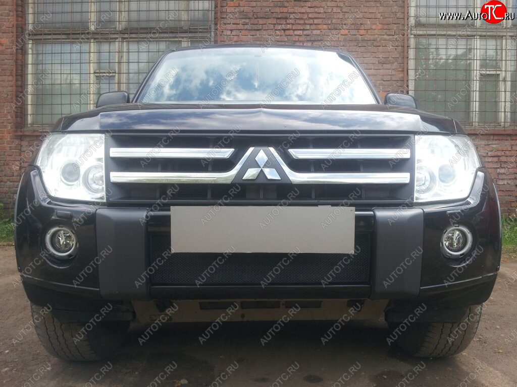 3 169 р. Защитная сетка в бампер (низ, ячейка 3х7 мм) Стрелка11 Стандарт Mitsubishi Pajero 4 V90 дорестайлинг (2006-2011) (Чёрная)  с доставкой в г. Майкоп