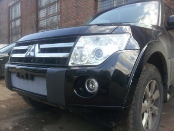 3 299 р. Защитная сетка в бампер (низ, ячейка 3х7 мм) Стрелка11 Стандарт Mitsubishi Pajero 4 V90 дорестайлинг (2006-2011) (Хром)  с доставкой в г. Майкоп. Увеличить фотографию 2