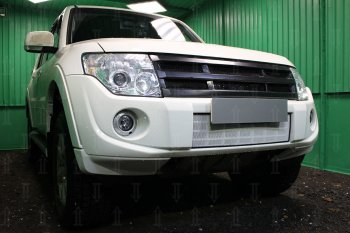 3 299 р. Защитная сетка в бампер (низ, ячейка 3х7 мм) Стрелка11 Стандарт Mitsubishi Pajero 4 V80 3 дв. 1-ый рестайлинг (2011-2014) (Хром)  с доставкой в г. Майкоп. Увеличить фотографию 2