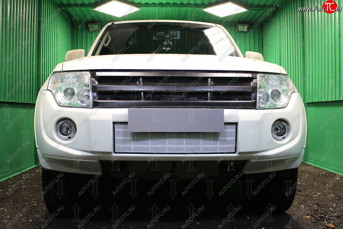 3 299 р. Защитная сетка в бампер (низ, ячейка 3х7 мм) Стрелка11 Стандарт Mitsubishi Pajero 4 V80 3 дв. 1-ый рестайлинг (2011-2014) (Хром)  с доставкой в г. Майкоп