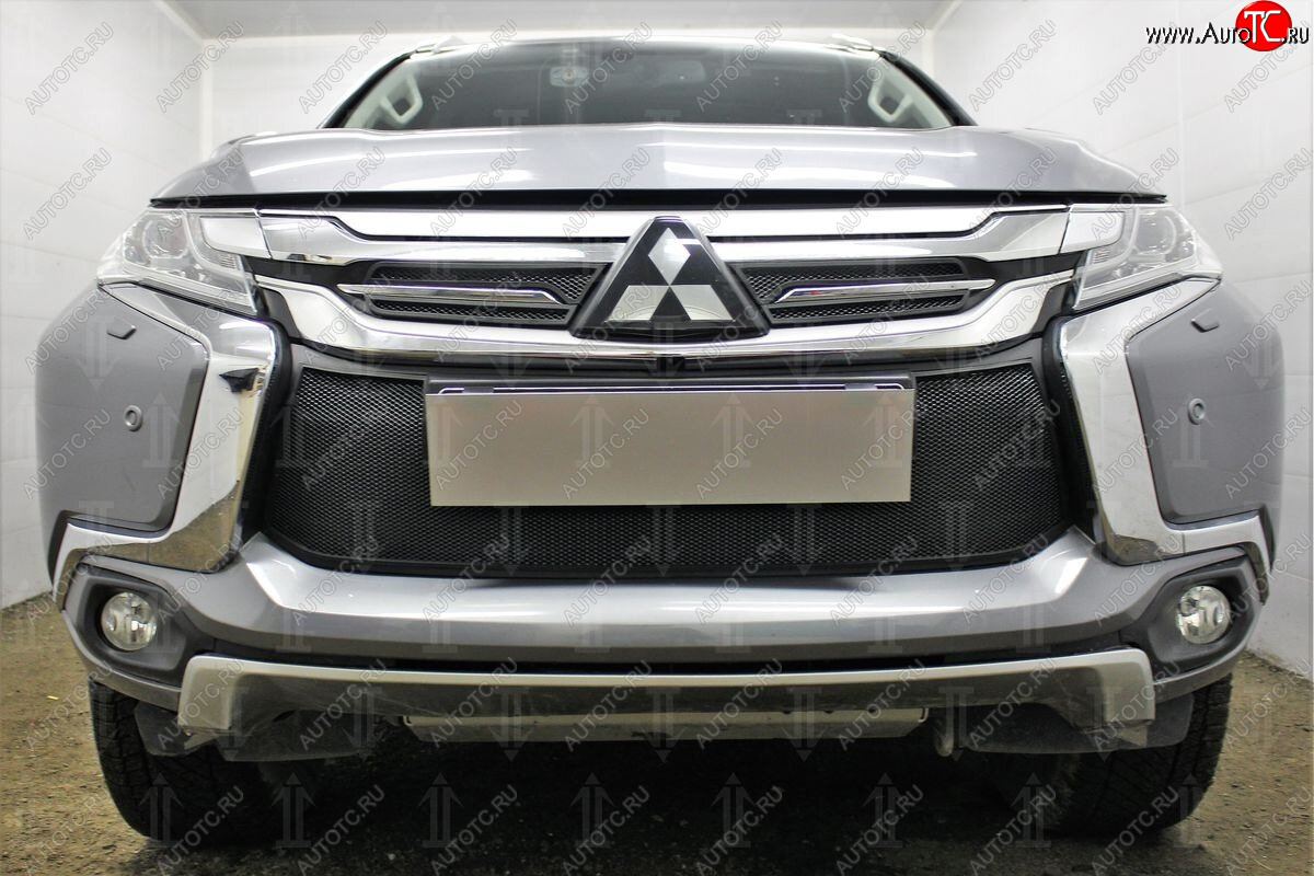 4 299 р. Защитная сетка в бампер (низ, ячейка 3х7 мм) Стрелка11 Стандарт Mitsubishi Pajero Sport QE дорестайлинг (2015-2021) (Чёрная)  с доставкой в г. Майкоп