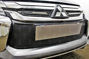 4 299 р. Защитная сетка в бампер (низ, ячейка 3х7 мм) Стрелка11 Стандарт Mitsubishi Pajero Sport QE дорестайлинг (2015-2021) (Чёрная)  с доставкой в г. Майкоп. Увеличить фотографию 2