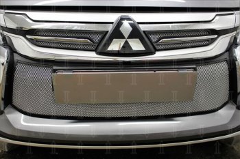 4 499 р. Защитная сетка в бампер (низ, ячейка 3х7 мм) Стрелка11 Стандарт Mitsubishi Pajero Sport QE дорестайлинг (2015-2021) (Хром)  с доставкой в г. Майкоп. Увеличить фотографию 2