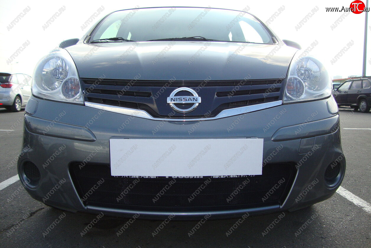 2 999 р. Защитная сетка в бампер (низ, ячейка 3х7 мм) Стрелка11 Стандарт Nissan Note 1 E11 рестайлинг (2008-2013) (Чёрная)  с доставкой в г. Майкоп