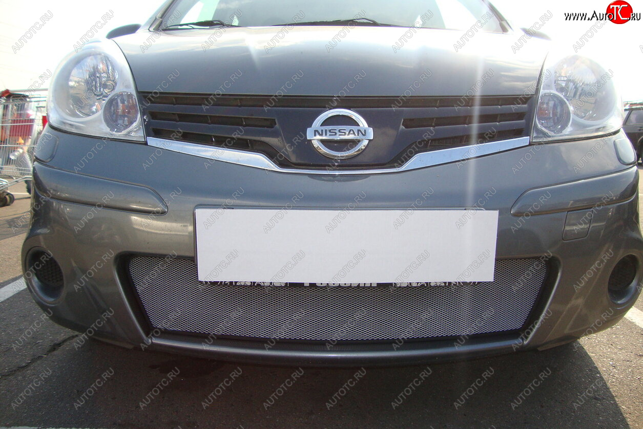 3 179 р. Защитная сетка в бампер (низ, ячейка 3х7 мм) Стрелка11 Стандарт Nissan Note 1 E11 рестайлинг (2008-2013) (Хром)  с доставкой в г. Майкоп