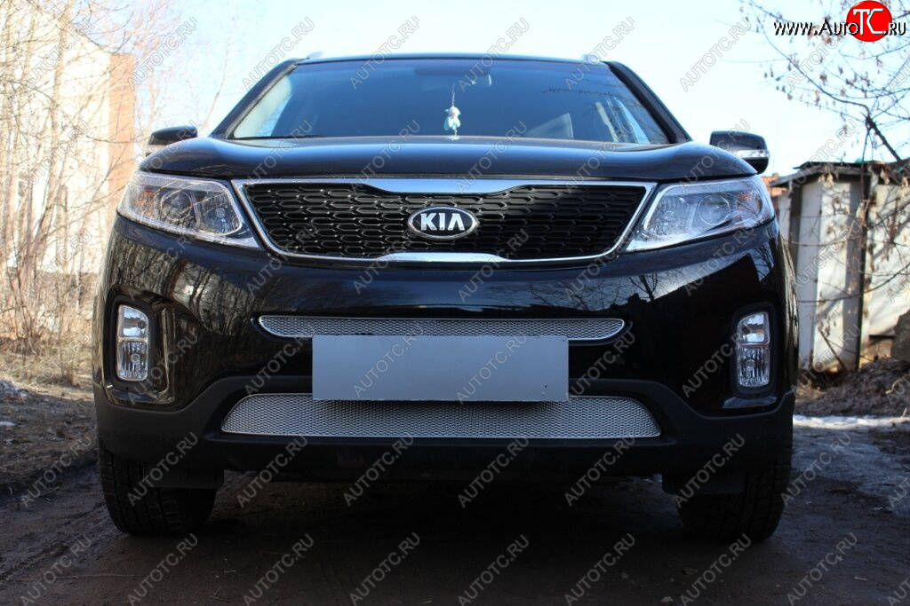 4 299 р. Защитная сетка в бампер (середина, ячейка 4х10 мм) Alfeco Премиум KIA Sorento XM рестайлинг (2012-2015) (Хром)  с доставкой в г. Майкоп