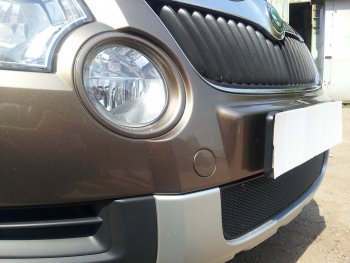 4 299 р. Защитная сетка в бампер (низ, ячейка 4х10 мм) Стрелка11 Премиум Skoda Yeti (2009-2013) (Чёрная)  с доставкой в г. Майкоп. Увеличить фотографию 2
