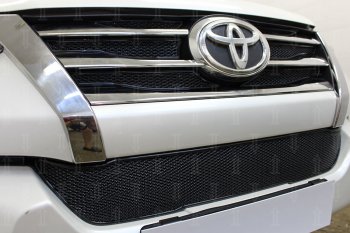 5 199 р. Защитная сетка в бампер (низ, ячейка 4х10 мм) Стрелка11 Премиум Toyota Fortuner AN160 дорестайлинг (2015-2020) (Чёрная)  с доставкой в г. Майкоп. Увеличить фотографию 2