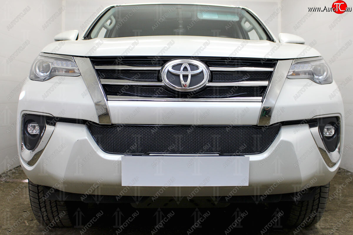 5 199 р. Защитная сетка в бампер (низ, ячейка 4х10 мм) Стрелка11 Премиум Toyota Fortuner AN160 дорестайлинг (2015-2020) (Чёрная)  с доставкой в г. Майкоп