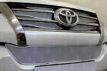 5 299 р. Защитная сетка в бампер (низ, ячейка 4х10 мм) Стрелка11 Премиум Toyota Fortuner AN160 дорестайлинг (2015-2020) (Хром)  с доставкой в г. Майкоп. Увеличить фотографию 2