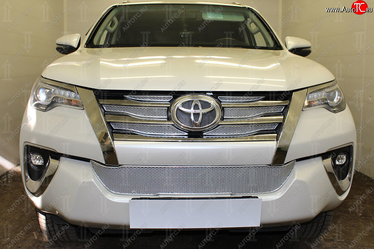 5 299 р. Защитная сетка в бампер (низ, ячейка 4х10 мм) Стрелка11 Премиум Toyota Fortuner AN160 дорестайлинг (2015-2020) (Хром)  с доставкой в г. Майкоп